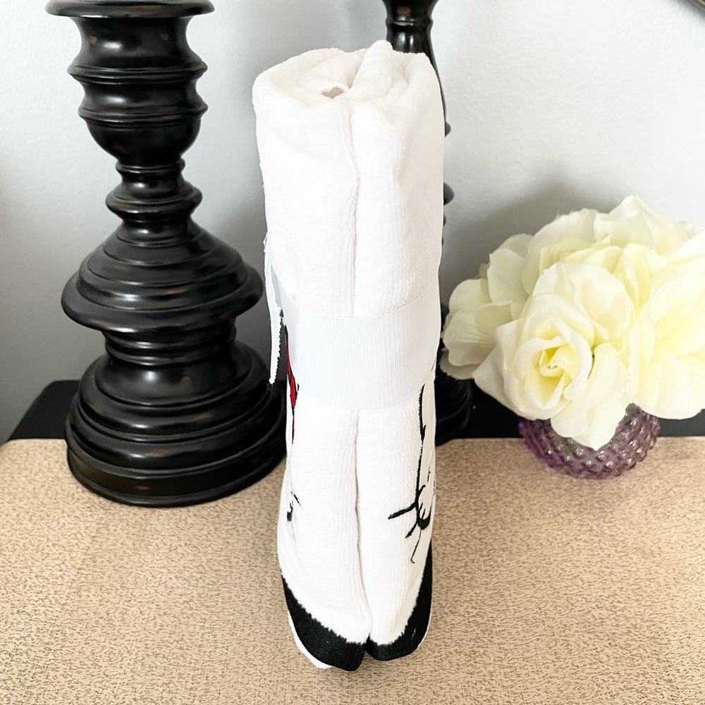 NWT Set of 2 HELLO KITTY Hand Towels - Picture 4 of 5